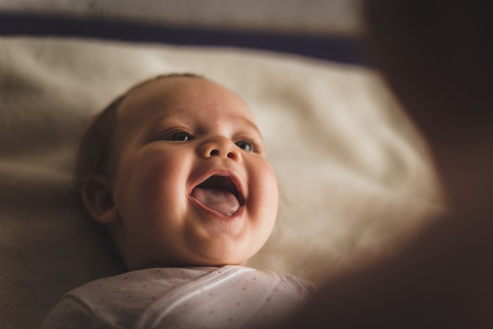 Baby som har ögonkontakt med någon och skrattar, skall symbolisera barnfamilj och familjeliv